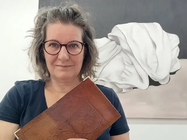 Lisa Krabichler ist die künstlerische Leiterin der Neuinszenierung: "Kein schöner Land" von Felix Mitterer. Sie will aufzeigen und nicht anklagen.  | Foto: privat