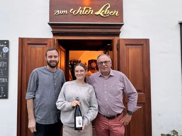 Günther Thiel, Isa sowie Gottfried Kast vom "Zum echten Leben"-Team servierten gekühlte Weine vom Neusiedler See | Foto: Andrea Glatzer