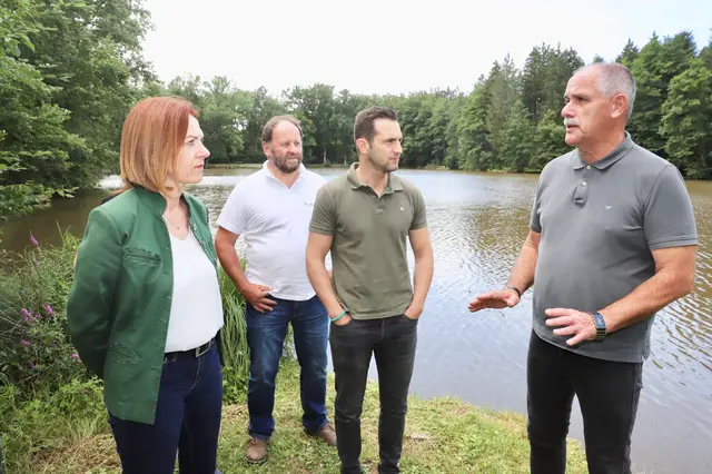 Bgm. Gregor Löffler schildert LR Simone Schmiedtbauer, LAbg. Lukas Schnitzer und KO Herbert Lebitsch die aktuelle Situation. | Foto: Alfred Mayer
