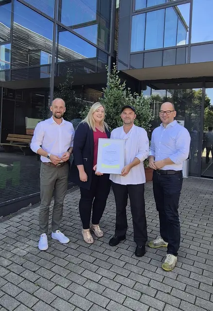 Bei der Auszeichnung in Neumarkt am Wallersee. Von links: Bürgermeister David Egger, Stadträtin Denise Strobl, Küchenleiter Gottfried Murauer und Heimleiter Herbert Herbst. | Foto: Stadtgemeinde Neumarkt 