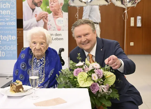 Emma Wenda ist 110 Jahre alt und damit weiterhin die älteste Bewohnerin in ganz Wien. Bürgermeister Michael Ludwig (SPÖ) gratuliert. | Foto: Stadt Wien/Christian Jobst