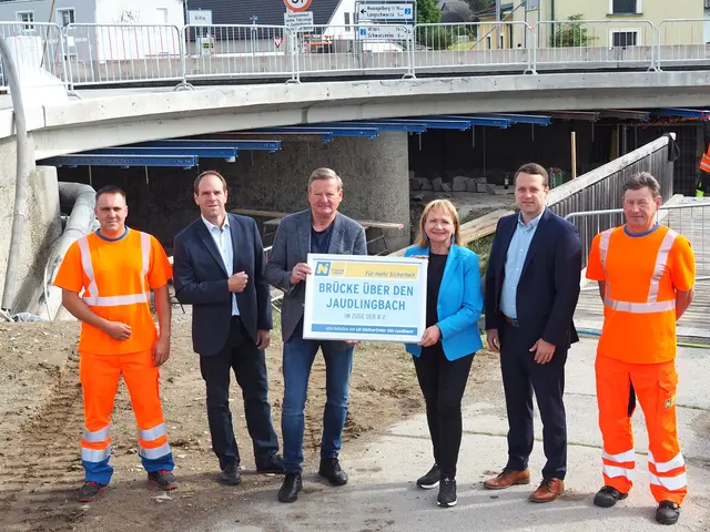 Christian Dangl (NÖ Straßendienst), Rainer Hochstöger (Leiter der NÖ Straßenbauabteilung Waidhofen/Thaya), Zweiter Präsident des NÖ Landtags Gottfried Waldhäusl, Bürgermeisterin Anette Töpfl, Andreas Deibler (NÖ Straßendienst, Leiter-STV Abt. Brückenbau) und Christian Altrichter (NÖ Straßendienst) vor der Brücke. | Foto: Land NÖ