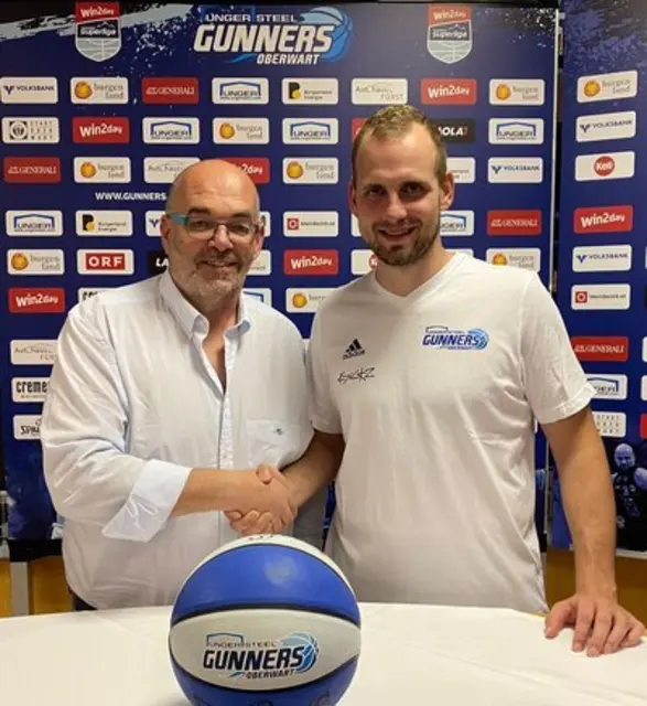 Gunners-Geschäftsführer Thomas Linzer begrüßt Renato Poljak zurück in Oberwart. | Foto: Gunners