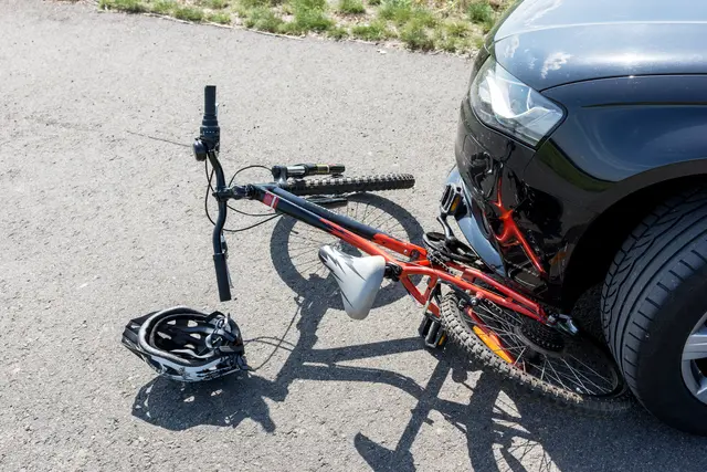 Der 9-jährige Radfahrer fuhr ungebremst von rechts aus einer Wohnsiedlung heraus. (Symbolfoto) | Foto: stock.adobe.com/at/kelifamily