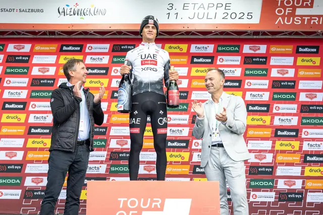 Sportlandesrat Martin Zauner und Salzburgs Bürgermeister Bernhard Auinger gratulieren dem Sieger der dritten Etappe, dem Mexikaner Isaac Del Toro, am Gipfel des Gaisbergs. | Foto: Tour of Austria GmbH/EXPA Pictures