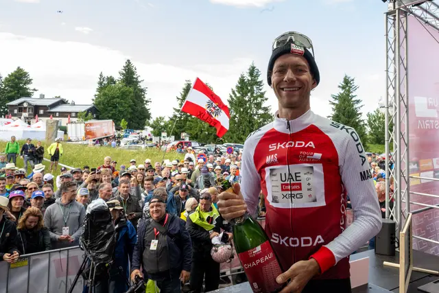 Felix Großschartner bleibt Leader der 74. Tour of Austria. Hier bei der Siegerehrung auf der Gaisbergspitze. | Foto: Expa Pictures