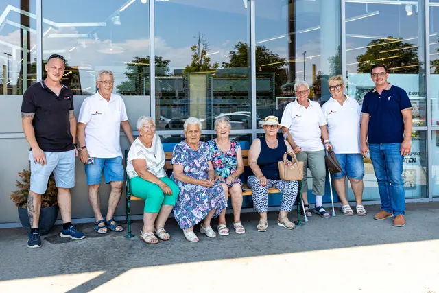 Die neu aufgestellte Sitzbank vor dem Spar im Trauner Ortsteil Oedt sorgt vor allem bei der älteren Generation für Begeisterung. | Foto: Stadtgemeinde Traun
