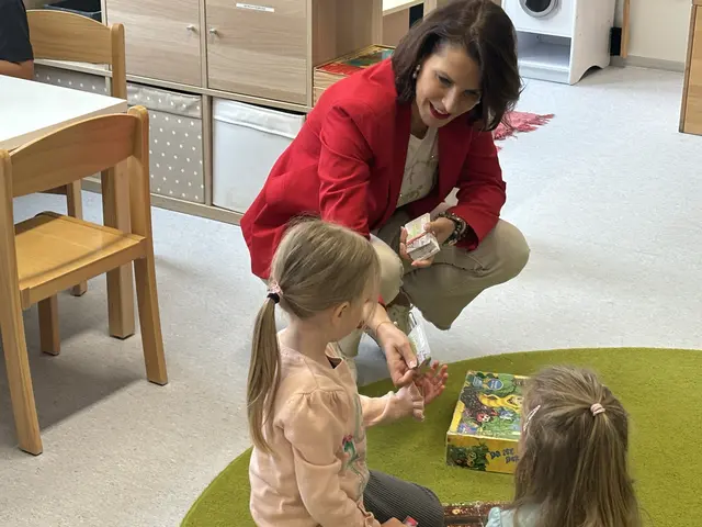 Die Kinder freuten sich über den Besuch der Landeshauptfrau Karoline Edtstadler. | Foto: Emanuel Hasenauer