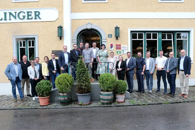 Die Teilnehmer des Behördenstammtisches trafen sich, um die Weiterentwicklung des Bezirkes Eferding zu diskutieren. | Foto: Andreas Maringer