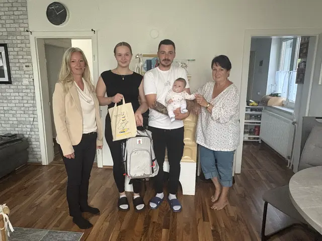 Bürgermeisterin Alexandra Weber, Julia Köhler (Mutter), Stefan Hochleitner (Vater), Amelia Hochleitner und Stadträtin Eveline Eigenschink (v.l.) | Foto: Stadtgemeinde Heidenreichstein