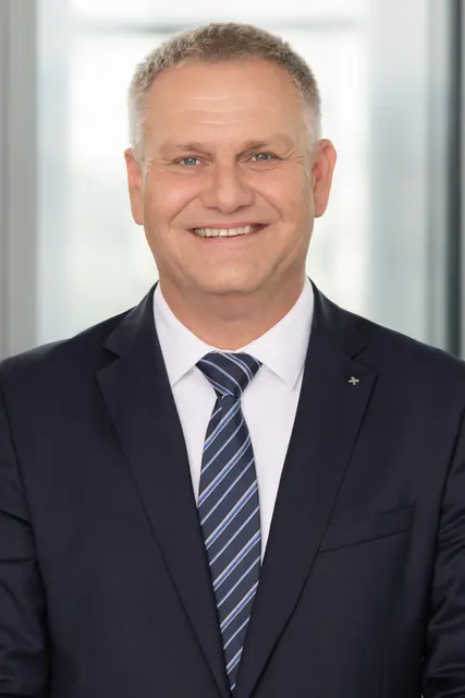 Peter Karl Mayr, Prokurist und Geschäftsführer der Raiffeisen-Immobilien-Salzburg sowie allgemein beeideter und gerichtlich zertifizierter Sachverständiger für das Immobilienwesen, im MeinBezirk-Gespräch. | Foto: RIÖ/Schuster
