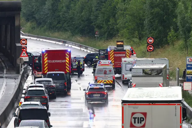 Ein schwerer Crash mit vier Fahrzeugen auf der A8 Innkreisautobahn bei Steinhaus verursachte eine Gesamtsperre der Fahrbahn in Richtung Passau notwendig. | Foto: laumat.at