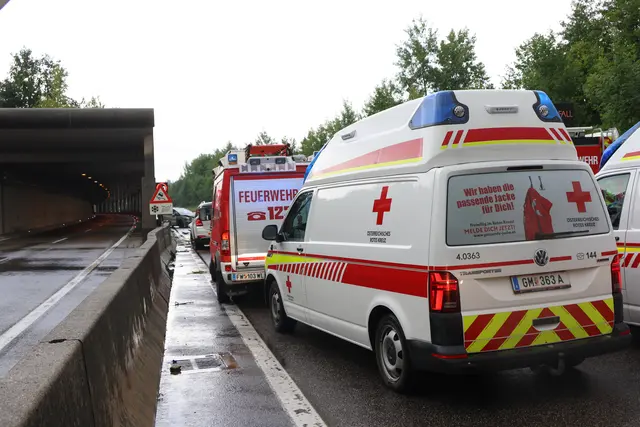 Ein schwerer Crash mit vier Fahrzeugen auf der A8 Innkreisautobahn bei Steinhaus verursachte eine Gesamtsperre der Fahrbahn in Richtung Passau notwendig. | Foto: laumat.at