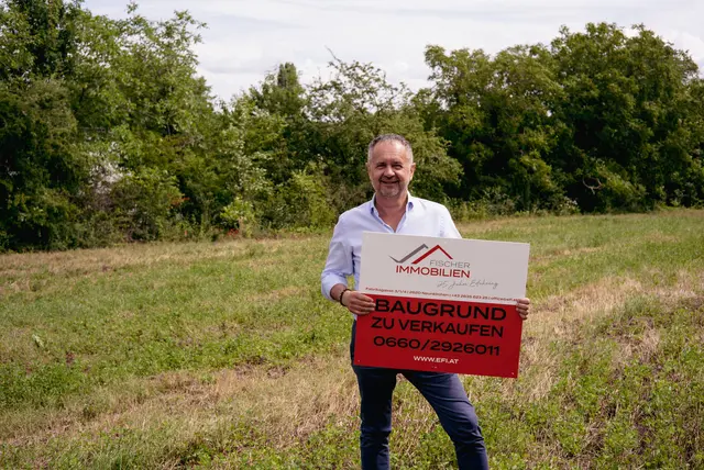 Eduard Fischer von Fischer Immobilien weiß, Baugründe – wie dieser in Urschendorf – sind rar gesät. | Foto: Santrucek