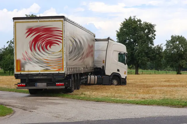 Der tonnenschwere Sattelschlepper blieb beim waghalsigen Wendemanöver in Steinhaus im Stoppelfeld stecken. | Foto: laumat.at