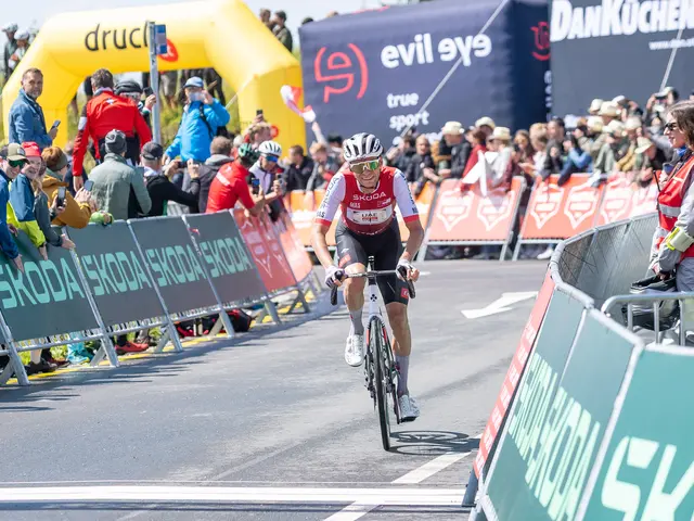 Österreichs Hoffnung, Felix Großschartner, wurde Dritter und verteidigte knapp seine Gesamtführung. Er liegt nun drei Sekunden vor seinem Teamkollegen Isaac del Toro, der die Etappe gewann. | Foto: Expa Pictures