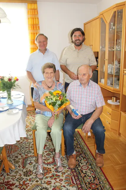 Monika und Alfred Putz feierten ihre Diamantene Hochzeit. Vizebürgermeister Ernst Karner und Bürgermeister Hans Unger gratulierten. | Foto: Gemeinde Oberschützen