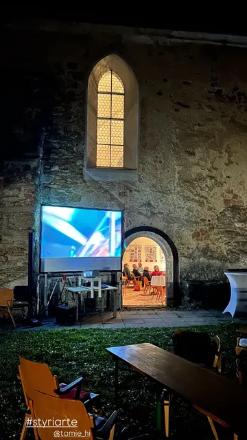 Der Public Viewing Screen im Außenbereich der Kirche. 