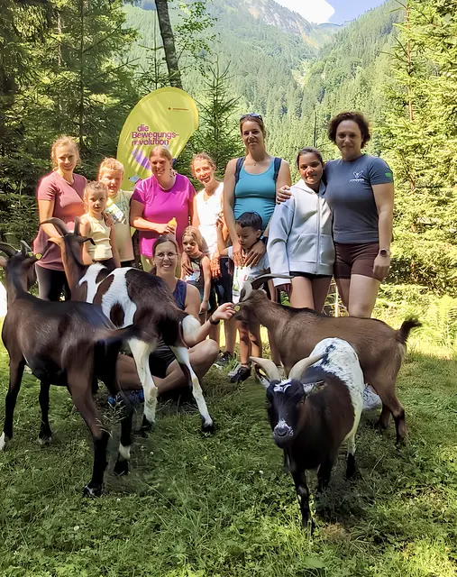Eltern und Kinder mit den Co-Trainern auf vier Beinen | Foto: Glaser