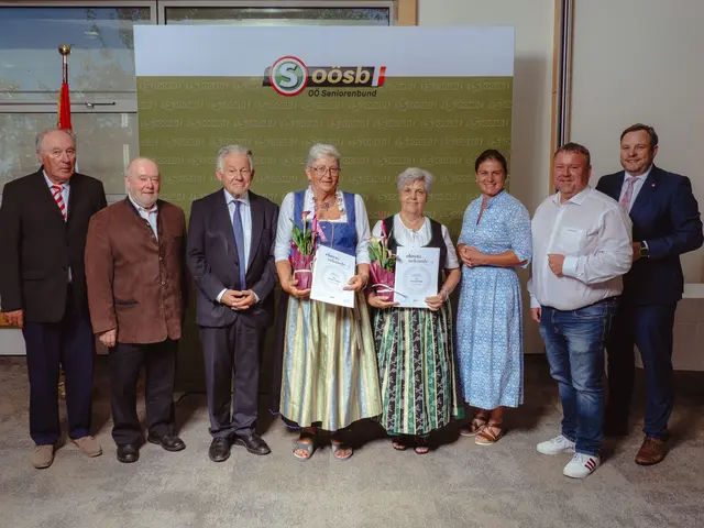 Wilhelm Auzinger, Erwin Bichler, Josef Pühringer, Anna Sturm und Anna Jetzinger, Bettina Zopf, Franz Gabeder und Franz Ebner (v.l.).

  | Foto:  Robert Orthner, OÖ Seniorenbund