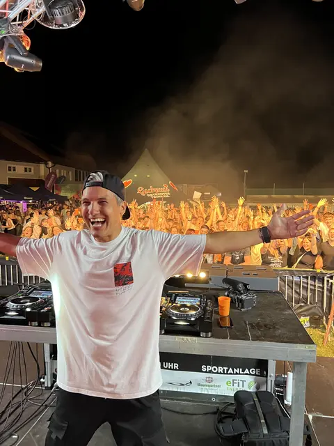 Ein DJ nach dem anderen heizte der feiernden Menge ein in Neukirchen am Walde. | Foto: Union R&R Web Neukirchen