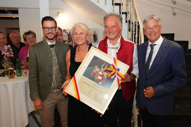 v.l.n.r.: Sebastian Schuschnig, Isolde und Wolfgang Hinteregger und Peter Kaiser | Foto: LPD Kärnten/Pleschberger