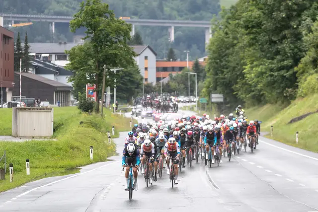 Die Rennfahrer kurz nach dem Start der zweiten Etappe in Bischofshofen.  | Foto: EXPA/ Johann Groder