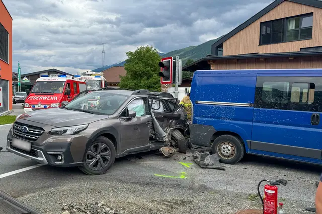 Gestern Nachmittag kam es zu einem Zusammenstoß zwischen der Pinzgauer Lokalbahn und einem PKW. Ein 80-jähriger Mann überquerte trotz Warnsignalen die Gleisanlage. | Foto:  Feuerwehr Mittersill