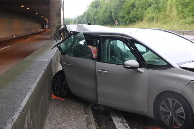 Ein schwerer Crash mit vier Fahrzeugen auf der A8 Innkreisautobahn bei Steinhaus verursachte eine Gesamtsperre der Fahrbahn in Richtung Passau notwendig. | Foto: laumat.at