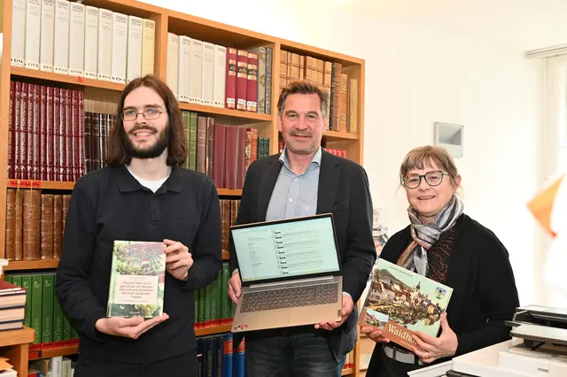  Joachim Zettl (Stadtbibliothek), Bürgermeister Werner Krammer und
Gudrun Huemer (Stadtbibliothek) | Foto: Stadt Waidhofen