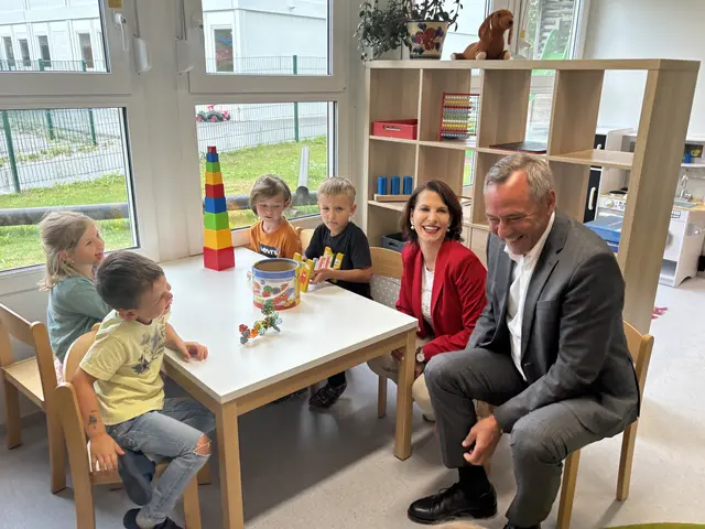 Landeshauptfrau Karoline Edtstadler besuchte das Ausweichquartier des Kindergarten Lengfelden. Mit dabei war Bergheims Bürgermeister Robert Bukovc. | Foto: Emanuel Hasenauer