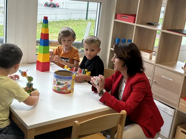 Die Landeshauptfrau tauschte sich mit den Kindern aus, während diese spielten. | Foto: Emanuel Hasenauer