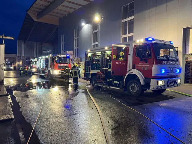 Brandalarm in einem Holzverarbeitungsbetrieb in Wieselburg: Fünf Feuerwehren mussten ausrücken, um die Flammen zu bekämpfen.