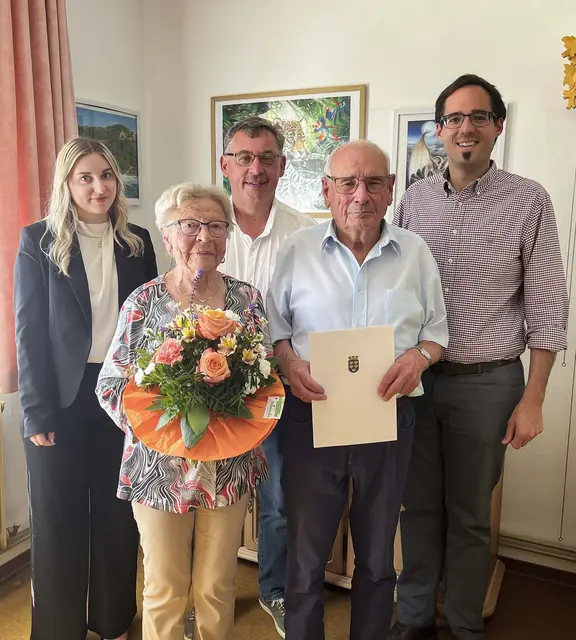 Bürgermeister David Süß und Vizebürgermeister Franz Pichler als Vertreter der Stadtgemeinde Schrems sowie Vanessa Binder als Vertreterin der Bezirkshauptmannschaft Gmünd gratulierten dem Ehepaar Waltraud und Hubert Döller herzlich zur Eisernen Hochzeit. | Foto: Stadtgemeinde Schrems