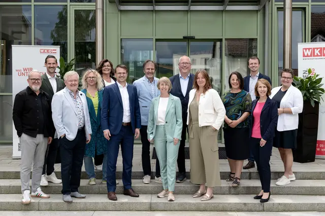 Wirtschaftskammer-Bezirksstellenausschuss: Mitglieder in der neuen Funktionsperiode bis 2030. Am Bild 8. von links WKO-Perg-Obfrau Eveline Grabmann und 10. v. li. WKO-Bezirksstellenleiterin Eva Steinkellner. | Foto: Petra Kragl Fotografie