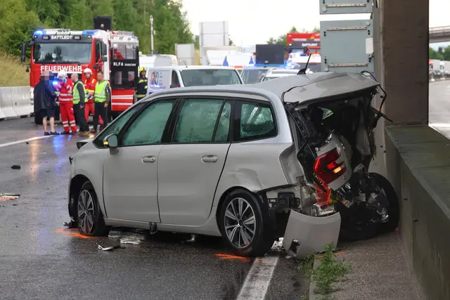 Ein schwerer Crash mit vier Fahrzeugen auf der A8 Innkreisautobahn bei Steinhaus verursachte eine Gesamtsperre der Fahrbahn in Richtung Passau notwendig. | Foto: laumat.at