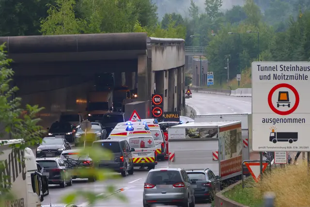 Ein schwerer Crash mit vier Fahrzeugen auf der A8 Innkreisautobahn bei Steinhaus verursachte eine Gesamtsperre der Fahrbahn in Richtung Passau notwendig. | Foto: laumat.at