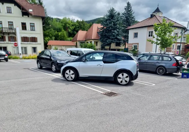 Dieser Autofahrer glänzte am Supermarkt-Parkplatz. | Foto: Markus Brunner