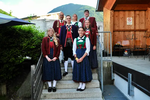 Vier von mehreren "Goldenen" (LA in Gold): Laura Eder (vo.li.), Valentina Ruetz (vo.re), Valentina Malleier (hi.re.) und Valentin Goller - Bez.-Kpm. Rene Sarg, Bez.-Jgd.-Ref. Claudia Seelos und Bez.-Obm. Michael Haid gratulierten. | Foto: Hassl