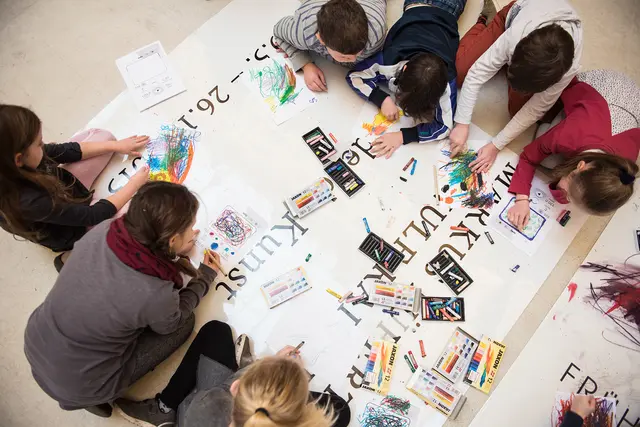 Kinder und Jugendliche betätigen sich kreativ. | Foto: Arnulf Rainer Museum, Markus Wehrlich