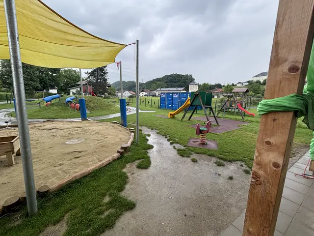 Das Ausweichquartier in Bergheim verfügt über einen großen Spielplatz. | Foto: Emanuel Hasenauer