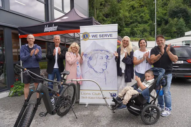 Alle Beteiligten freuen sich darüber, dass Luis wieder mit auf Radausflüge kommen kann. Im Bild: vl.n.r. Gerhard Omminger (Bikepalast) Martin Locher, Renate Holzmann (Lions Club), Elisabeth Bacher-Bracke (Lions Club) und die glückliche Familie Sandra, Daniel und Luis.  | Foto: Alicia Martin Gomez