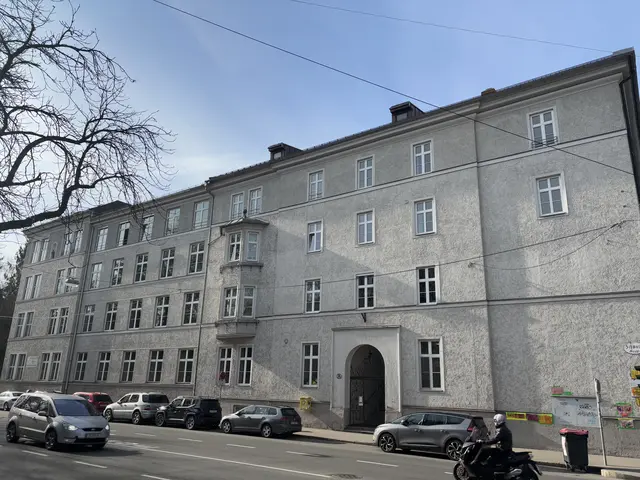 Anstatt der Volksschule in der Schwarzstraße sollen Wohnungen in naher Zukunft entstehen. So will es der neue Grundeigentümer, das Stift Admont. Das Wohnprojekt passierte nun den Stadtsenat. | Foto: Schrofner