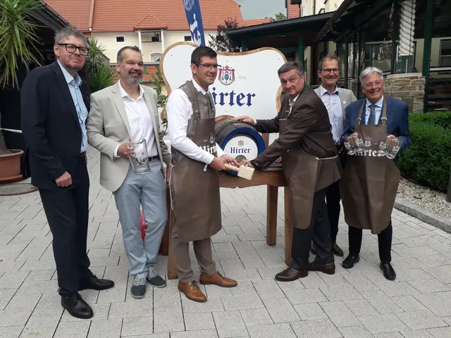 Brauerei-Geschäftsführer Heimo Schader, Geschäftsführer Niki Riegler, Landeshauptmannstellvertreter Martin Gruber, Jürgen Mandl, Präsident der Wirtschaftskammer, Geschäftsführer Klaus Möller und Landeshauptmann Peter Kaiser beim Bieranstich. | Foto: Alle Fotos von Peter Pugganig
