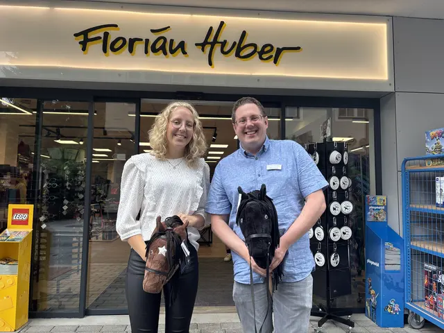 Ines Rieder und Florian Huber mit Steckenpferd. | Foto: MeinBezirk