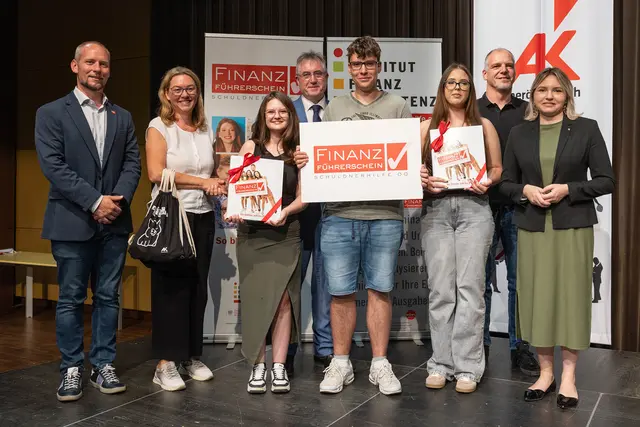 Die Zertifikatsverleihung anlässlich der Absolvierung des Finanzführerscheins an Teilnehmerinnen und Teilnehmer der Polytechnischen Schule Wels. | Foto: Land OÖ/Guggenberger