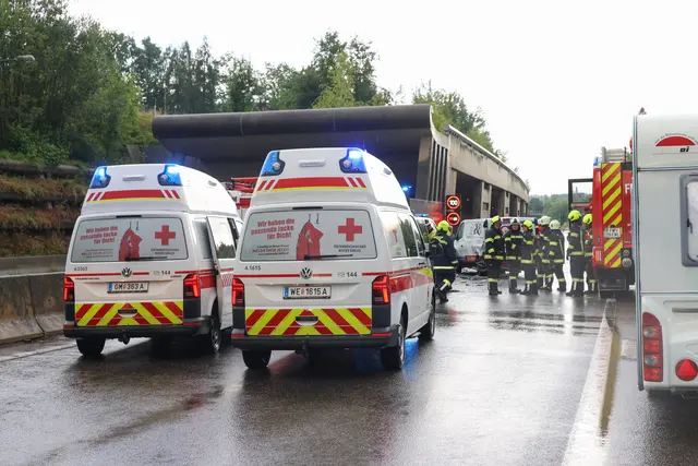 Ein schwerer Crash mit vier Fahrzeugen auf der A8 Innkreisautobahn bei Steinhaus verursachte eine Gesamtsperre der Fahrbahn in Richtung Passau notwendig. | Foto: laumat.at