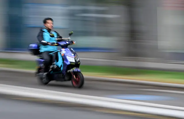 Die Gewerkschaft Vida stellt sich gegen das Vorhaben, die E-Mopeds von den Radwegen zu verbannen. | Foto: ROLAND SCHLAGER / APA / picturedesk.com