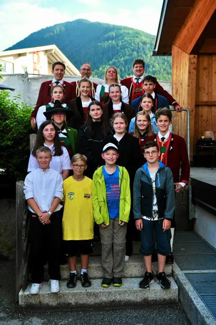 Alle mit dem Leistungsabzeichen ausgezeichneten Jungmusikantinnen mit den Gratulanten. | Foto: Hassl
