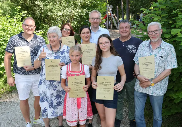 Die Preisträgerinnen und Preisträger des diesjährigen Fotomarathons mit Peter Fritz, Direktor des Freilichtmuseums und Franz Neumayr. | Foto: Salzburger Freilichtmuseum